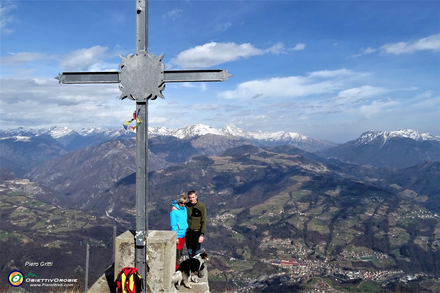 77 Un saluto alla croce del Pizzo Grande.JPG -                                
